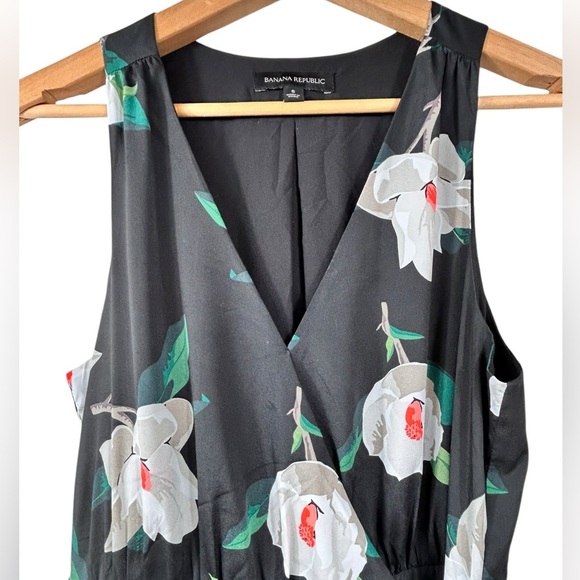 Banana Republic midi wrap dress, Size 6, black Florals, vneck, flowy Sleeveless - Picture 3 of 9